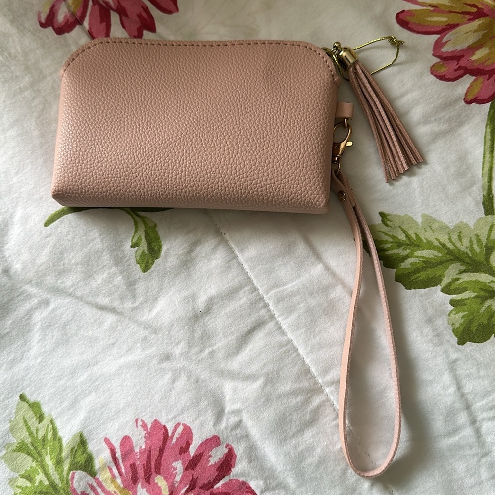 💖Summer light pink small wristlet with tassel on gold zipper closure. - Picture 2 of 5